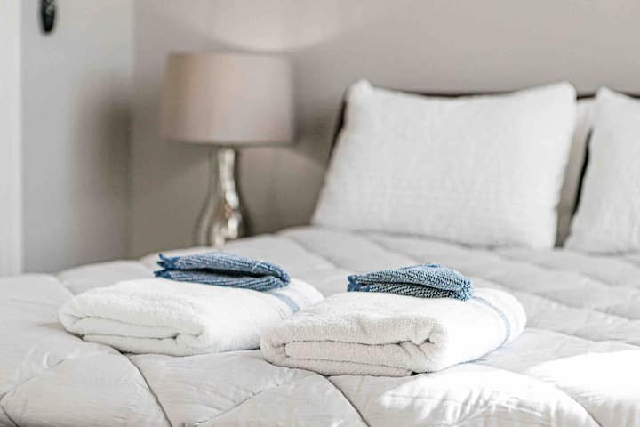Refugio con dormitorio: ¡Sábanas lujosas y toallas suaves te esperan para una escapada relajante en Knoxville!