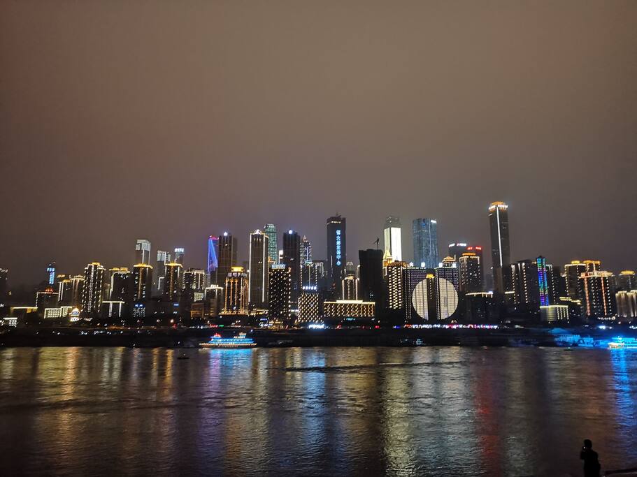 漫步江边,尽享夜景