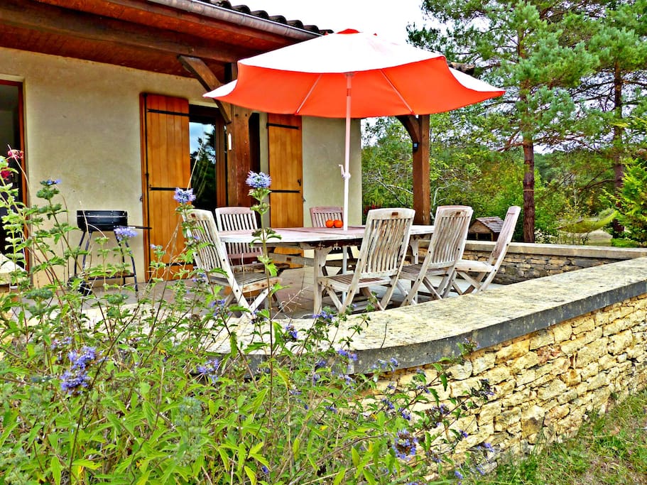 jardin fleuri et terrasse ensoleillée