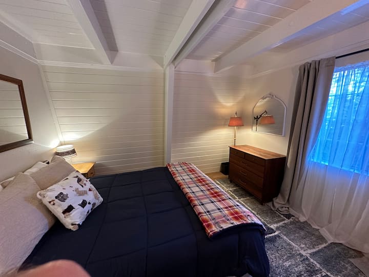 Chambre n °2 avec lit Queen et mobilier cerise vintage