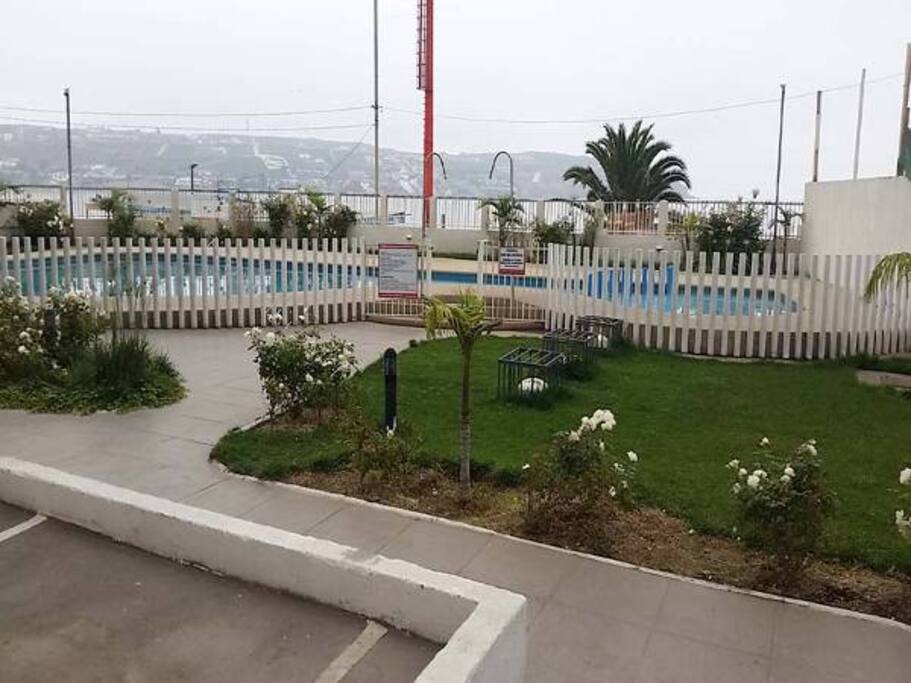 Piscina y jardines