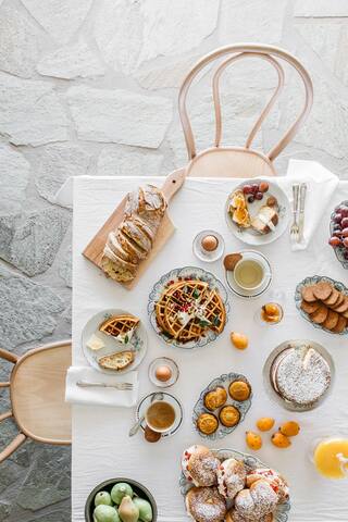 Cottage with private pool and access to the sea gallery image 5