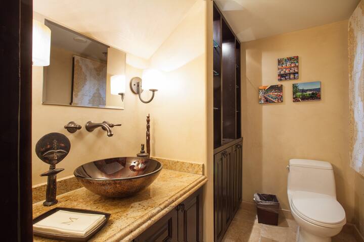 2 BR Mediterranean Oasis Sleeps 6! gallery image 4
