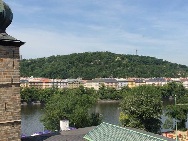 Prague Riverfront/Castle View 4 BR 2.5 BA gallery image 4