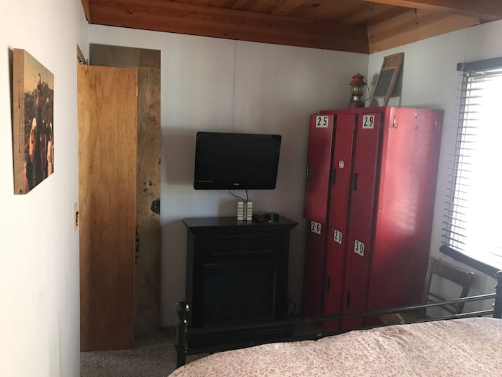 La chambre TV et foyer électrique.