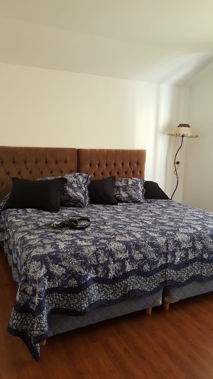 2号卧室二楼，配备32英寸智能电视