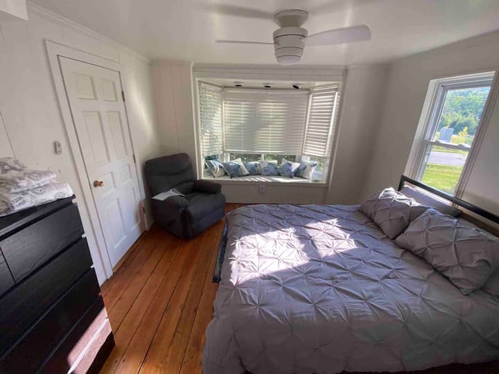 Მთავარი საძინებელი - საწოლი კერძო სააბაზანოთი აბაზანით და საშხაპით 