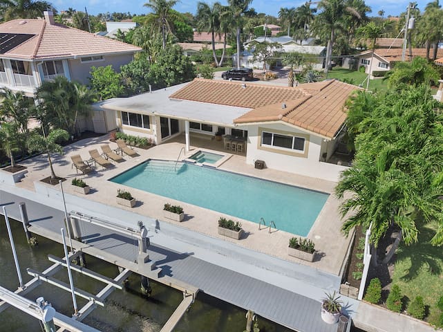 Waterfront home! Huge pool w/ spa+ private beach!