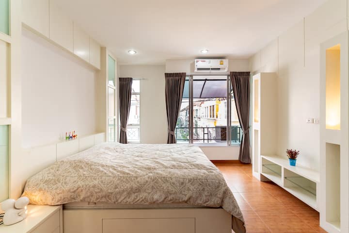 Საძინებელი ნომერი 1 კომფორტული საწოლით.