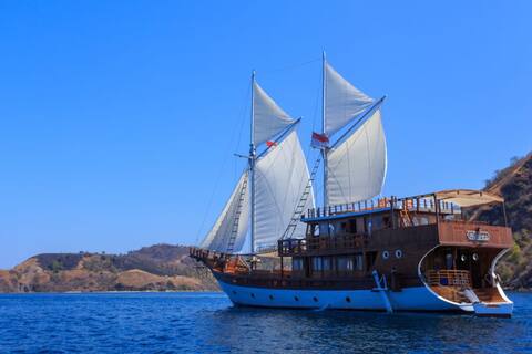 Komodo Expedition Yacht (13 - 15 Persons)