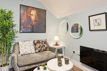 Georgian 1 Bd 3rd Flr Pad + WIFI + TV 5 min Spire