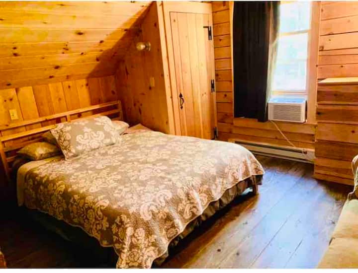 Chumba cha kulala cha ghorofa ya pili kilicho na kitanda cha ukubwa wa malkia