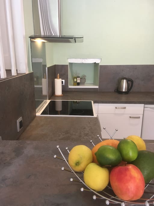 Fully equipped kitchen with ceramic hob, oven...