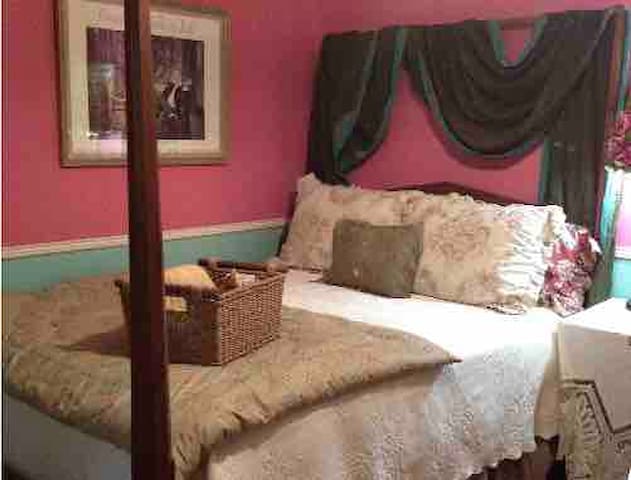 The Pink Room at Kelmscott Farm Franklin