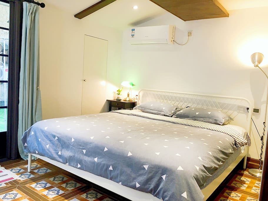 温馨卧室+1.8米双人舒适大床(bedroom+1.8 meter big soft bed)