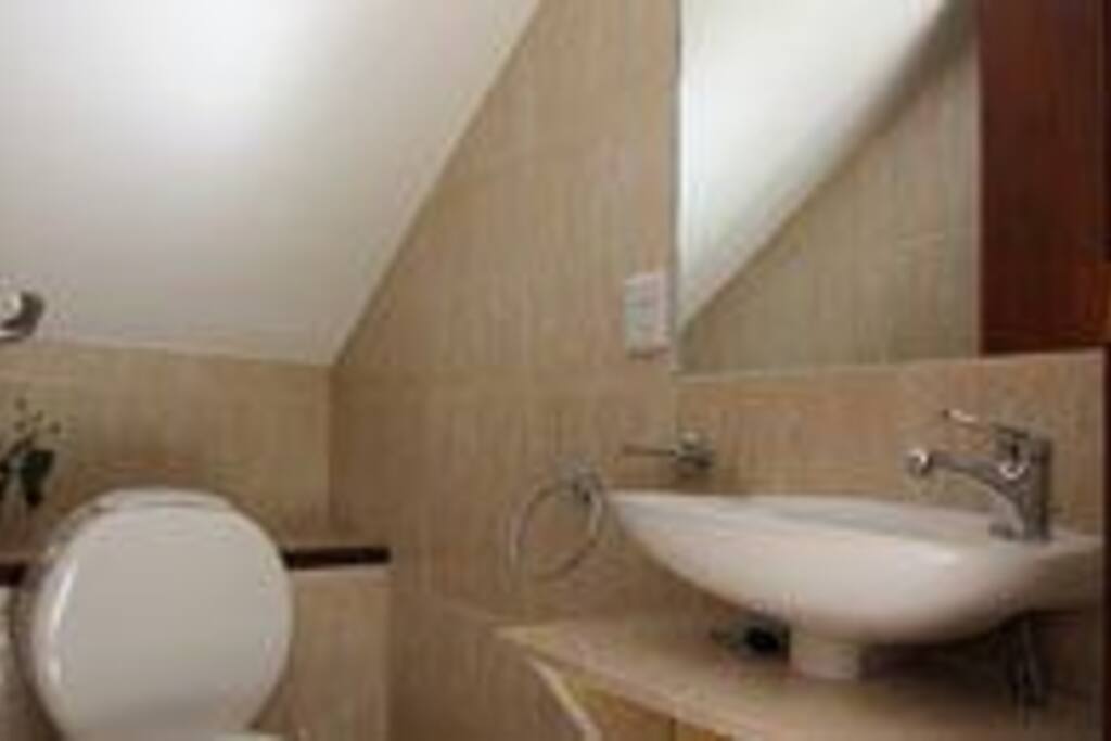 BAÑO DE PB DE SERVICIO