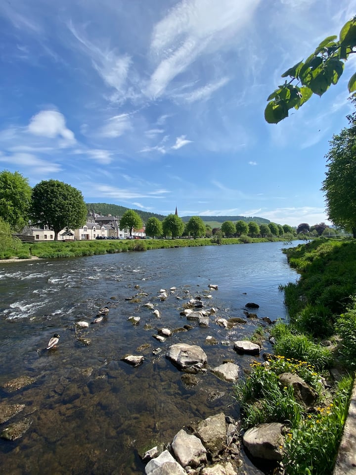 Stunning 2 bed flat with views of the River Tweed. Apartments for