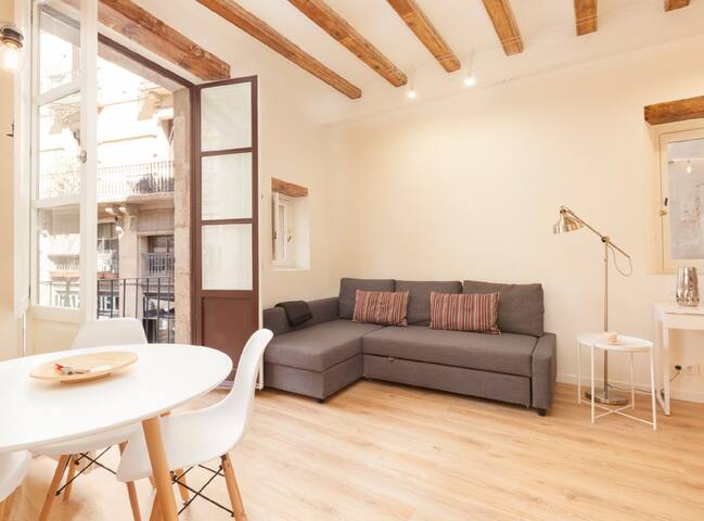 Eberhard&Aurélie@Es-Flats managed Airbnb listing 3