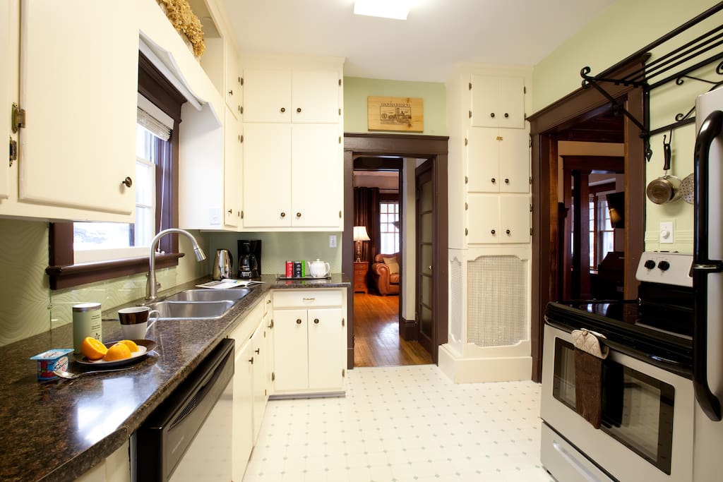 Fully-equipped kitchen with amenities