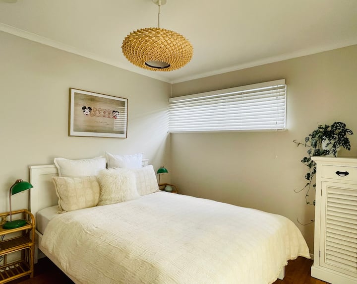 غرفة النوم الرئيسية - سرير بحجم كبير 