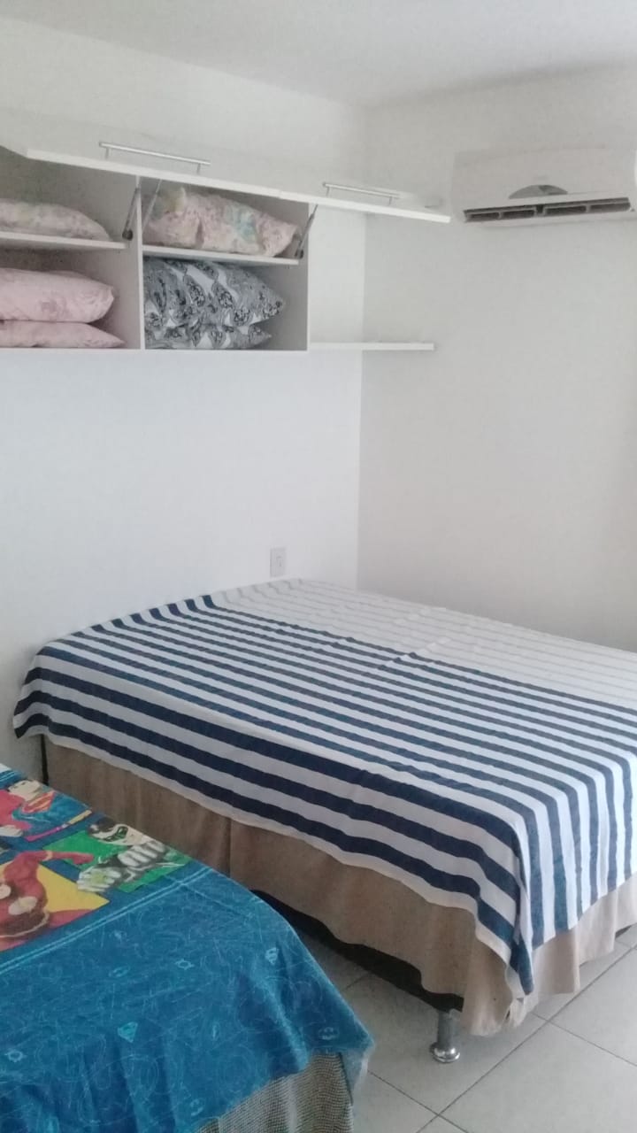 חדר שינה שני עם מיטת קופסה זוגית אחת + מיטת יחיד