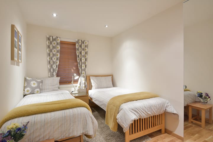 Spálňa s 2 oddelenými posteľami (alebo jednolôžko)