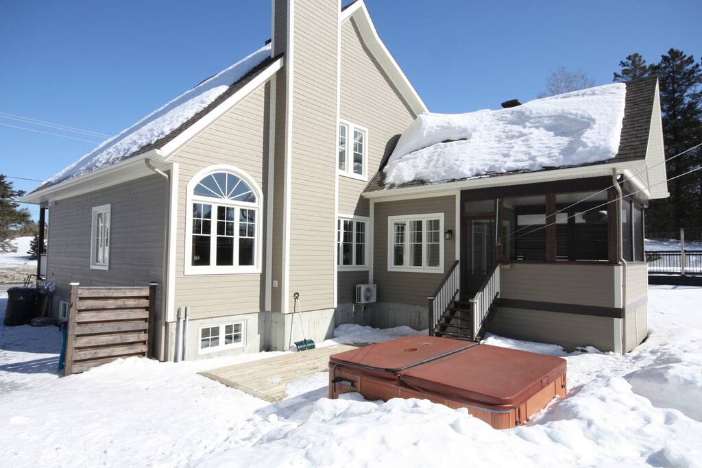 Cour arrière avec spa 6 places\Backyard with 6 places jacuzzi