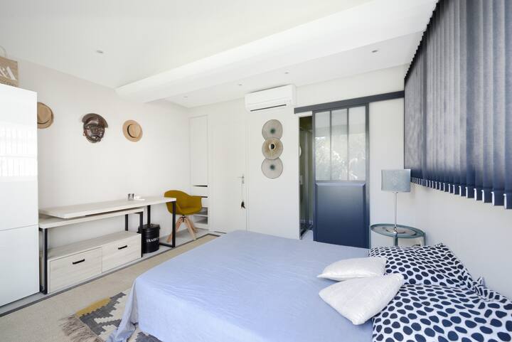 استوديو ملحق يقع في الحديقة مع إطلالات رائعة على حمام السباحة.

يقع استوديو الملحق في الحديقة مع إطلالة رائعة على حمام السباحة.