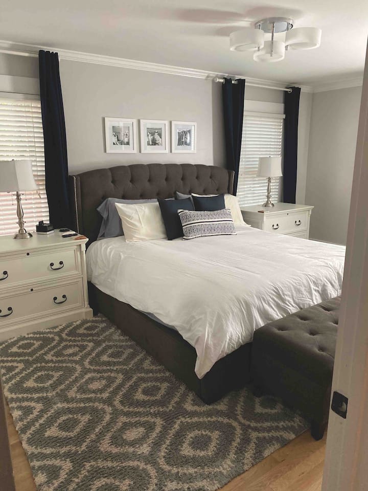 غرفة نوم رئيسية في الطابق الأول بسرير كينج 