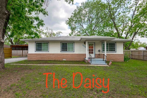 MID-CENTURY COTTAGE NEAR GOLF & CASINO-NO SMOKING