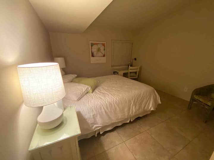 Двойно легло с голям дрешник, бюро и малък телевизор (не е показано) 