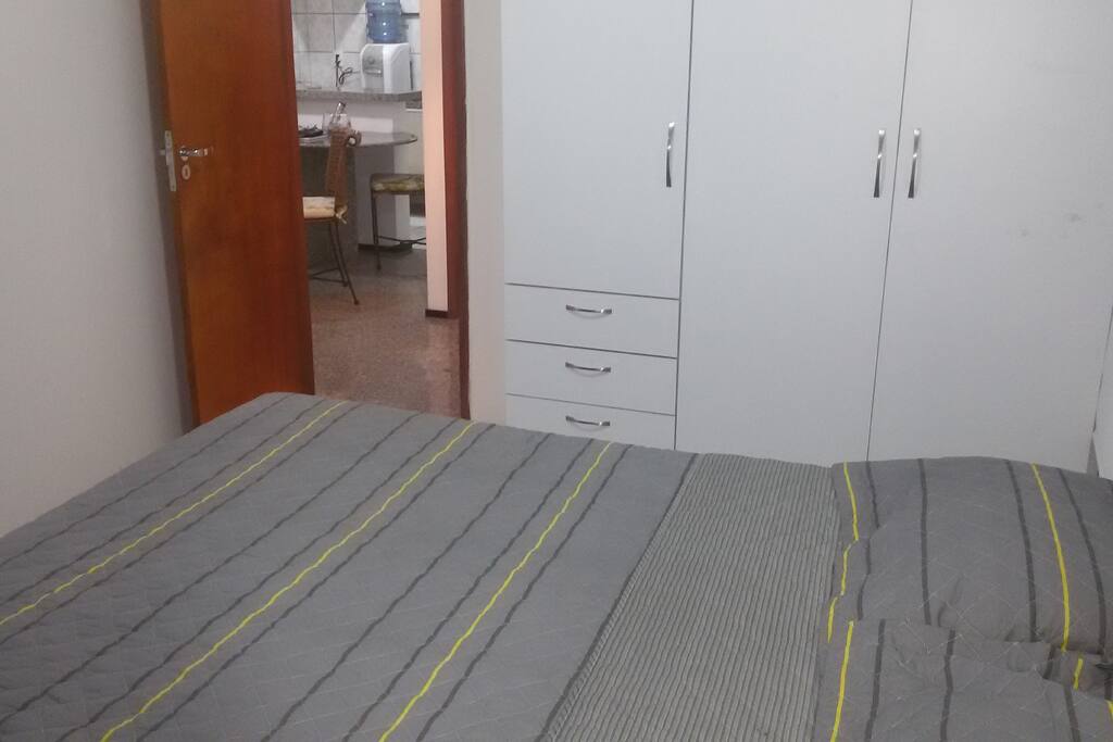 SUITE COM ARMARIOS AR CONDICIONADO,TV,BANHEIRO COM AGUA QUENTE VISTA