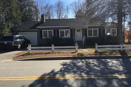 Cozy mountain getaway in village, near Cranmore