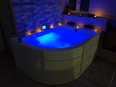 Charming suite with private jacuzzi – Tender escape