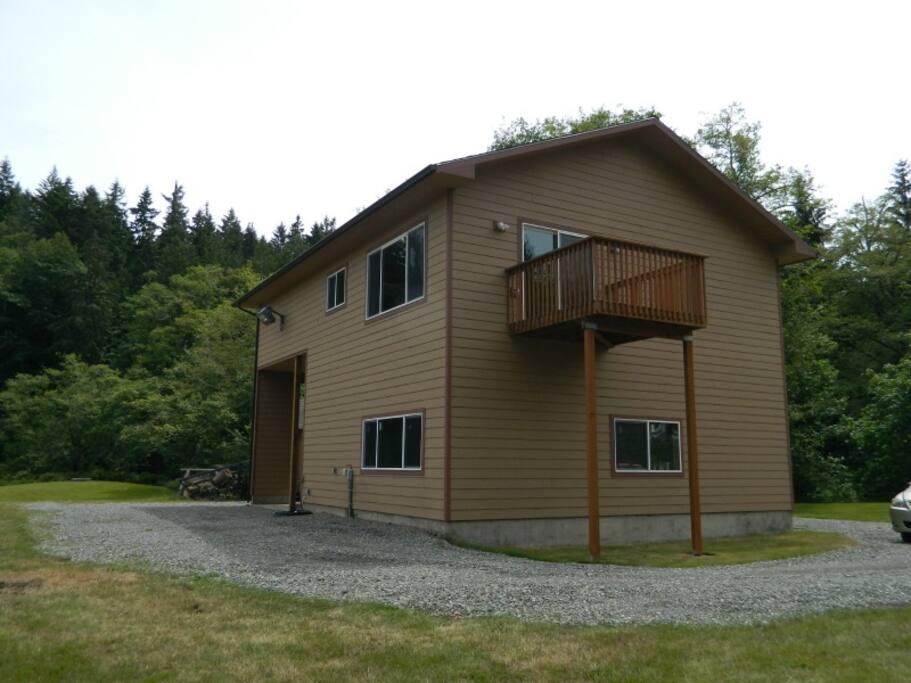 2 Bedroom/1 Bath Upstairs Apartment