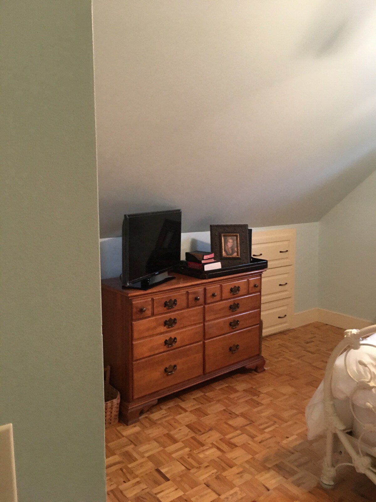 Скрин в спалнята на втория етаж, телевизор и място за съхранение на одеяла