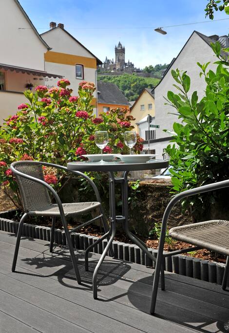 Holzterasse mit Burgblick