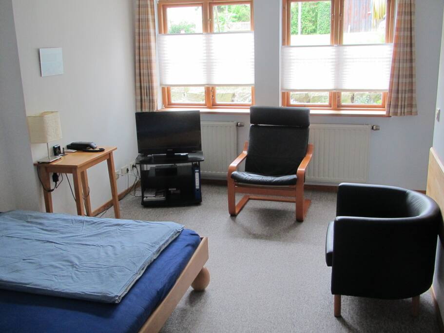 Zimmer, room w/ TV