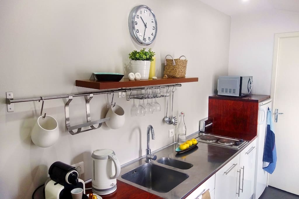 Cuisine aménagée avec bouilloire, machine Nespresso, four micro-onde, etc