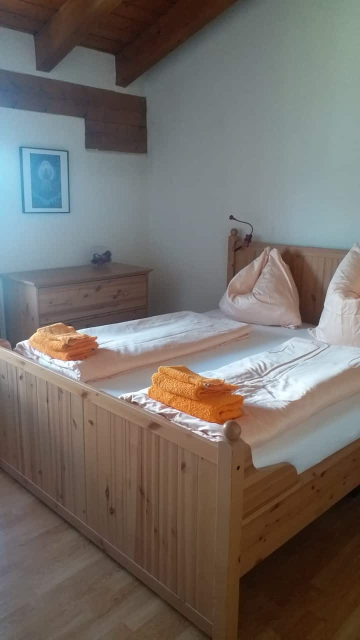Schlafzimmer mit Doppelbett 180x200 / Roditeljska spavaća soba s bračnim krevetom 180x200
