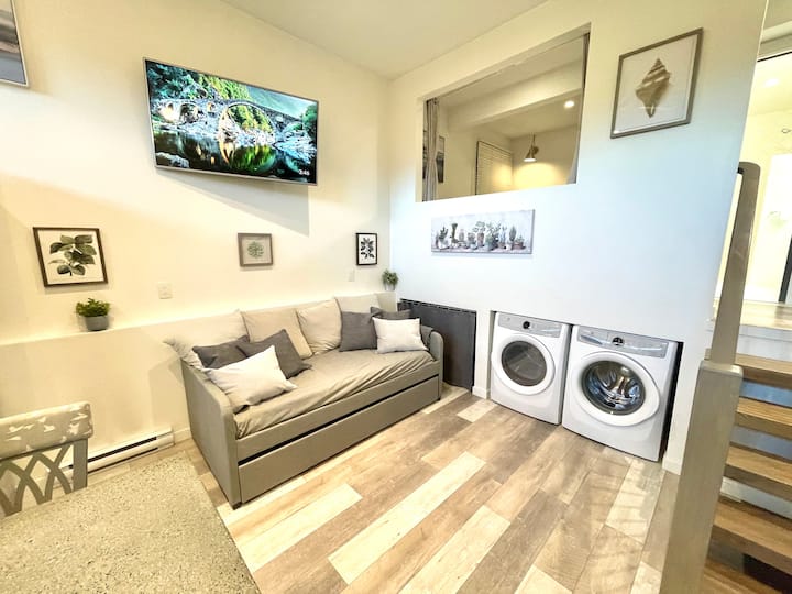 Honeymoon Suite With Private Hot Tub - Kelowna