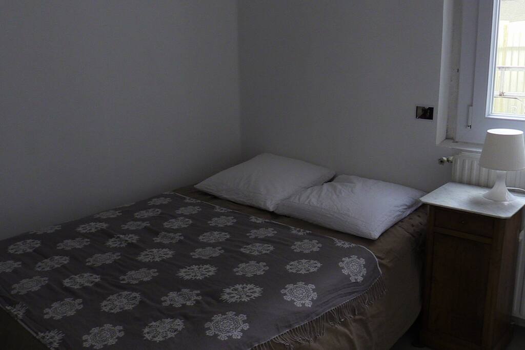 Chambre 1: spacieuse, lit très confortable
