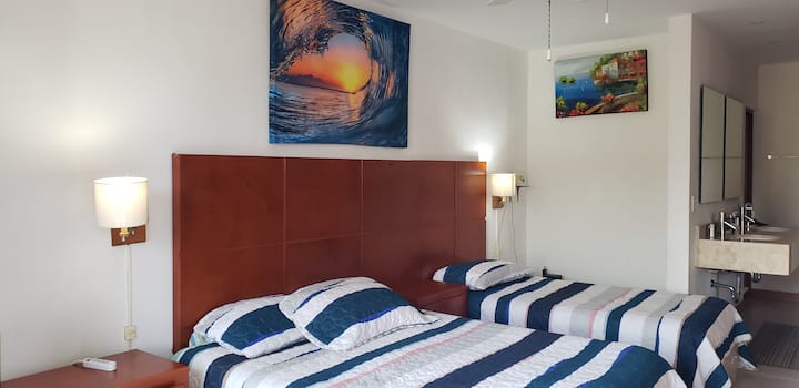 Chumba cha kulala cha Master. King na vitanda vya mtu mmoja.