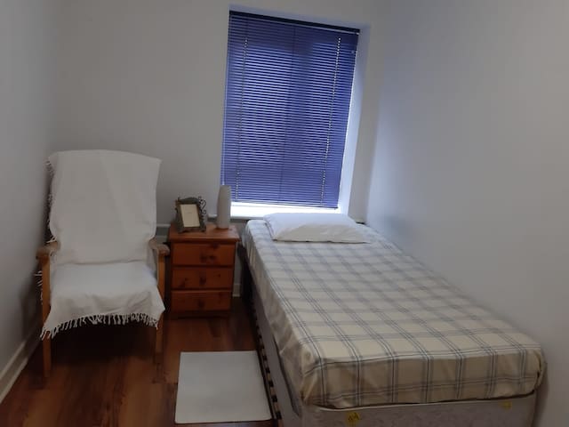 Single room 2 beds private bathroom free breakfast