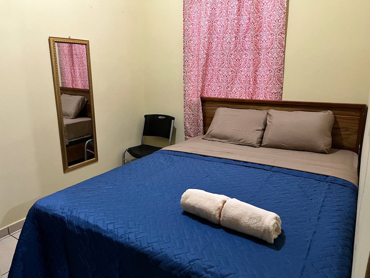 Chumba cha kulala #2 kilicho na kitanda aina ya queen, kabati na A/C 