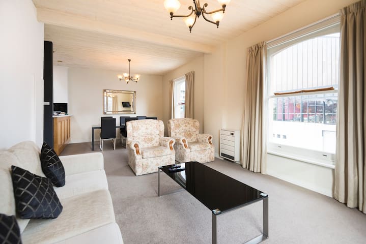 Hobart CBD Premium Apartment, 3 mins to waterfront gallery image 3