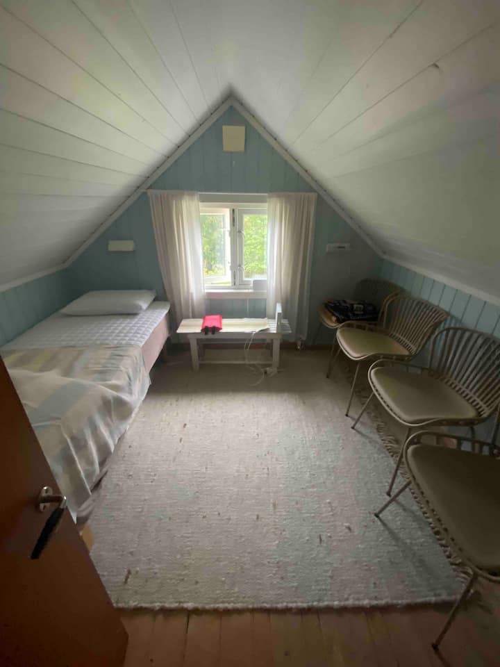 De kleinste slaapkamer op de tweede verdieping. Eenpersoonsbed met 90x200 bed. Raam naar het westen.