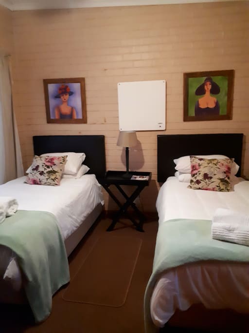 bedroom with 2 single beds