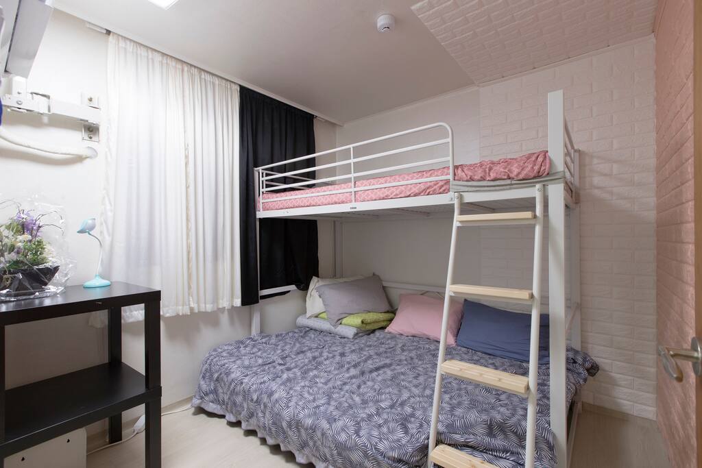 This is private room.
Super single size upper bed
Queen size under bed
If you want,
you can put single mattress on the floor instead table.
개인실
슈퍼싱글사이즈 이층과
퀸사이즈 일층의 이층 침대가 있습니다.
바닥에는 싱글 사이즈의 매트리스를 깔 수 있습니다.