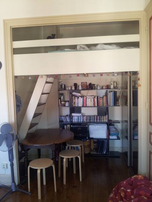 Coin salle à manger et lit deux places mezzanine